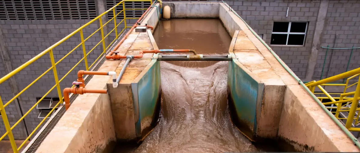 Agua sucia que entra en la primera etapa del sistema de tratamiento