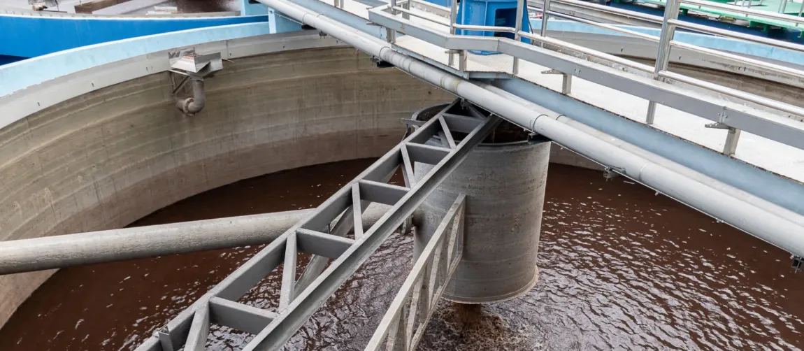 Estanques de tratamiento de aguas residuales de plantas industriales