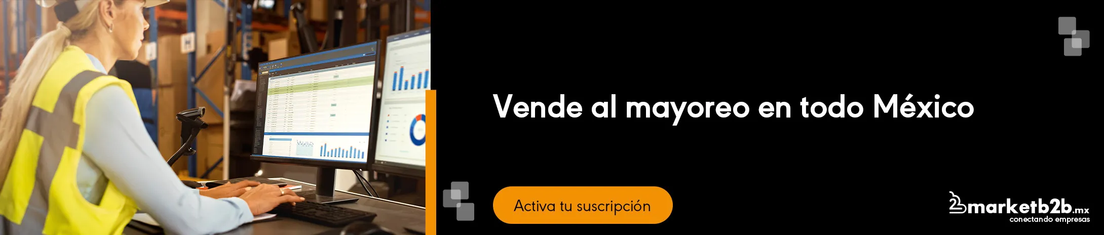 Mano de persona con celular en página web del marketplace marketb2b