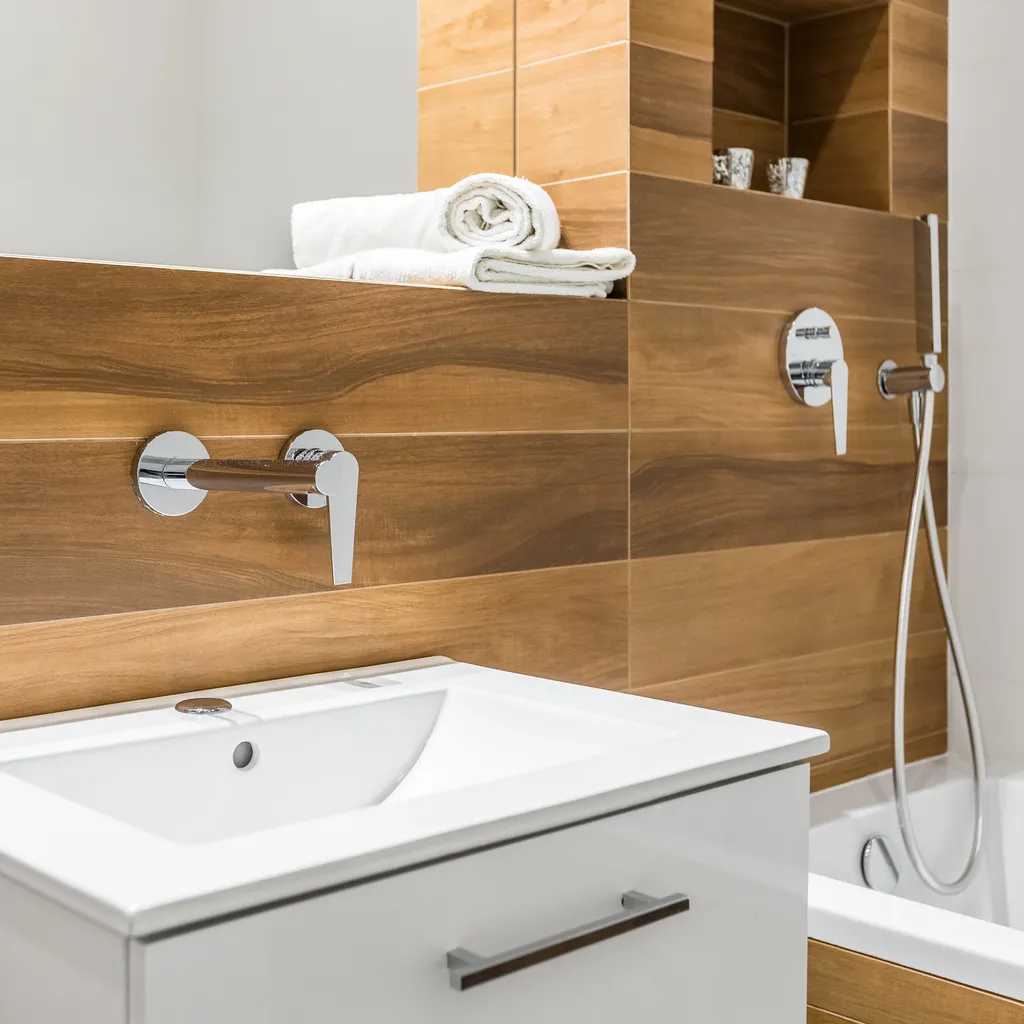 gabinete de baño pequeño con lavabo de cerámica en baño moderno