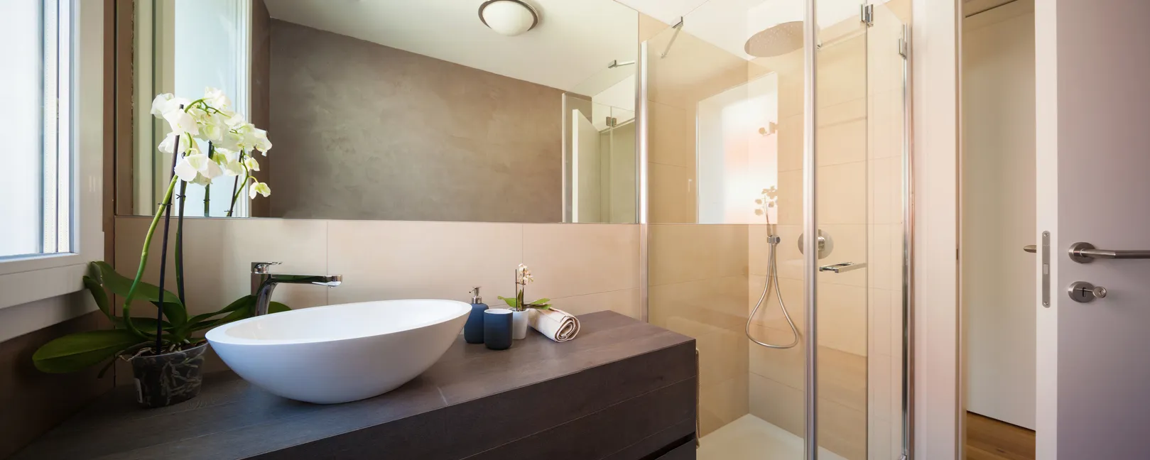 Ovalín para baño en cerámica sobre base de madera. excelente opción dentro de los.lavamanos modernos pequeños 