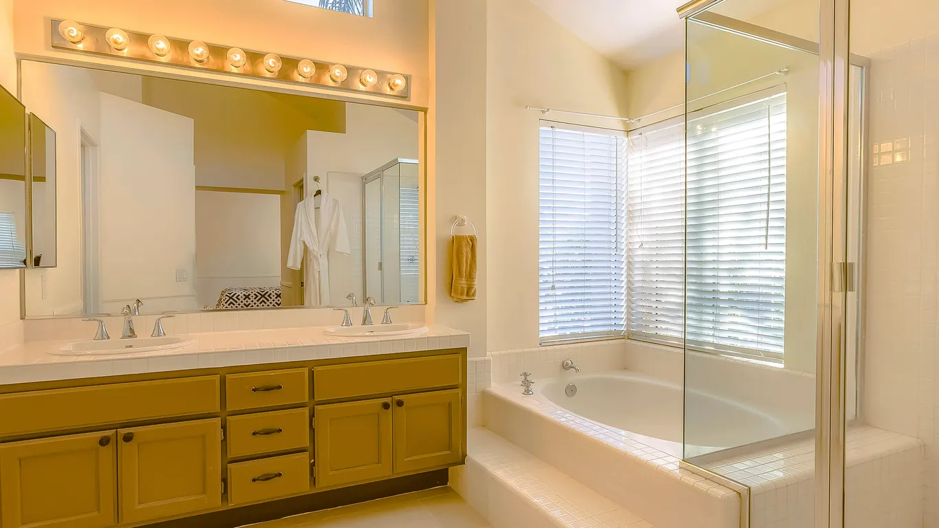 Pileta con doble lavabo de color madera, gabinete para baños