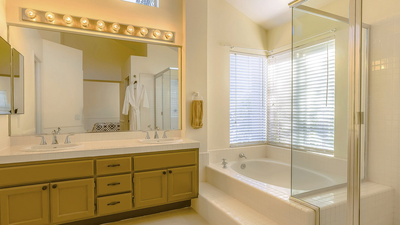 Pileta con doble lavabo de color madera, gabinete para baños