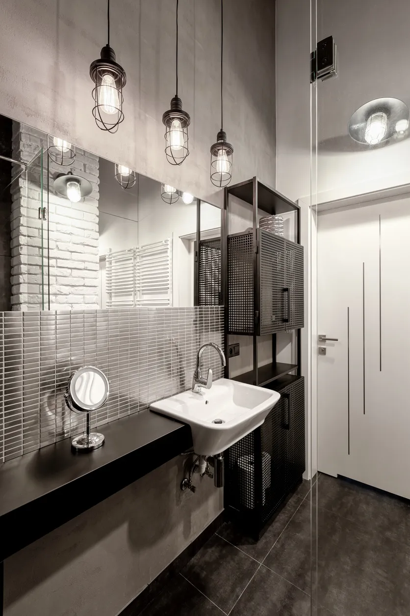 Imagen de medio baño color negro con accesorios para baño y gabinetes para baño