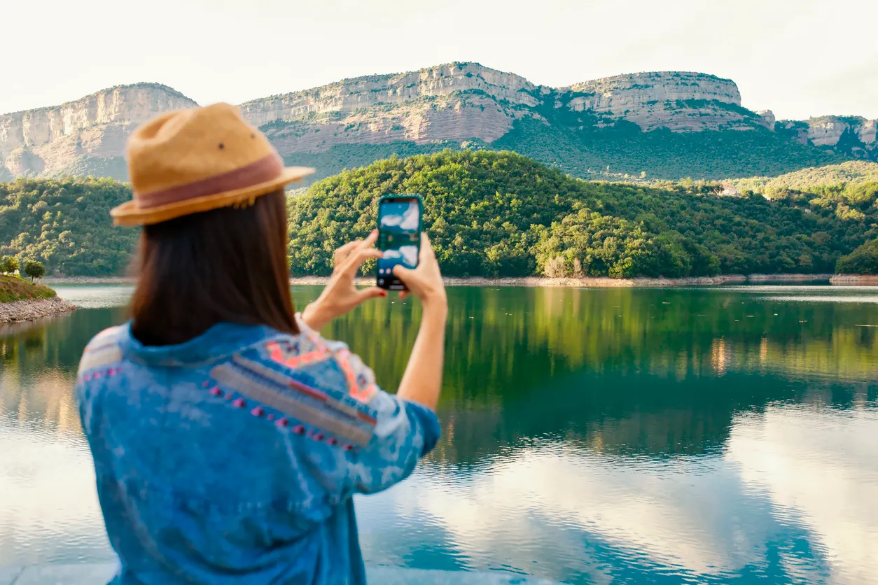 Mujer tomando fotos con el mejor celulr para fotos