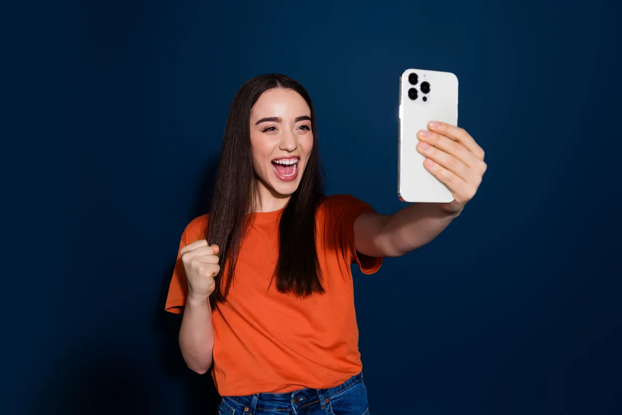 Chica disfrutando de su conexión 5G