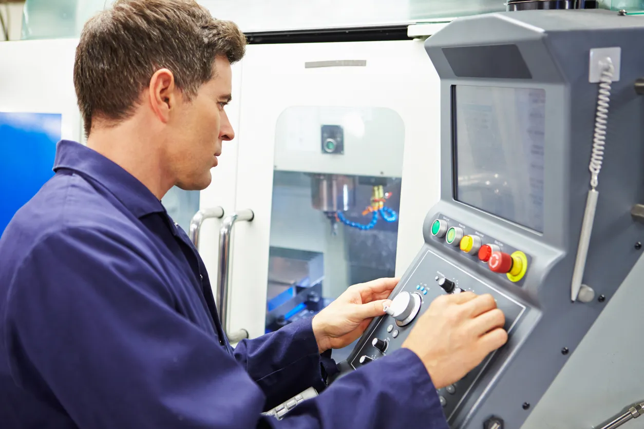 Ingeniera que opera la fresadora controlada por computadora