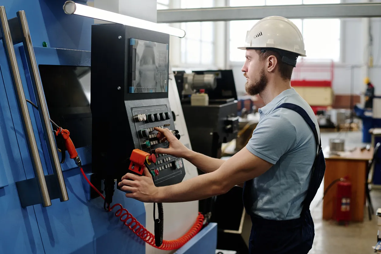 Hombre operando una máquina CNC