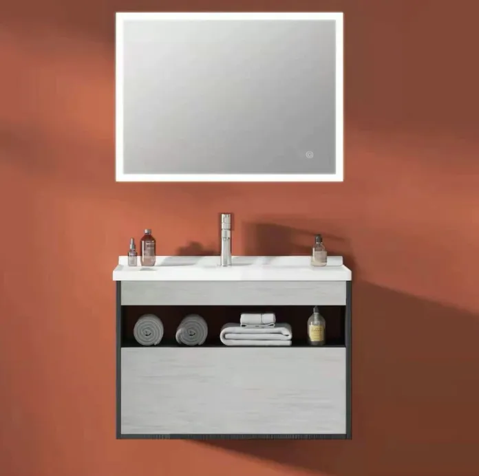 Mueble para baño moderno en gris claro con enorme espejo rectangular