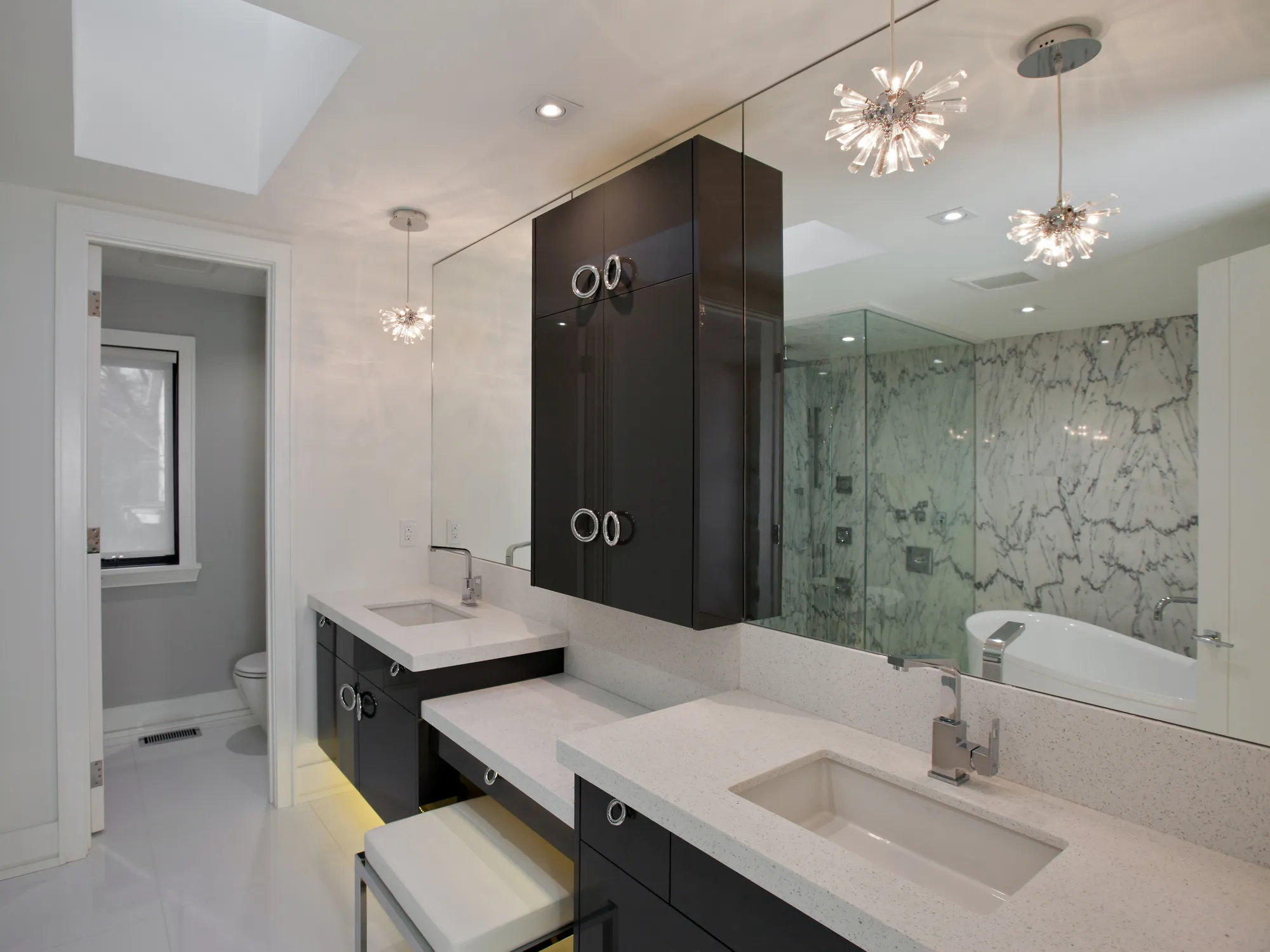 Baño con doble lavabo para baño moderno