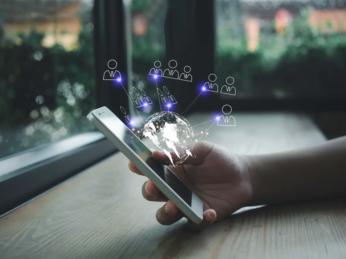 Manos que utilizan la interfaz virtual de la red global de teléfonos inteligentes y la conexión a la red social mundial