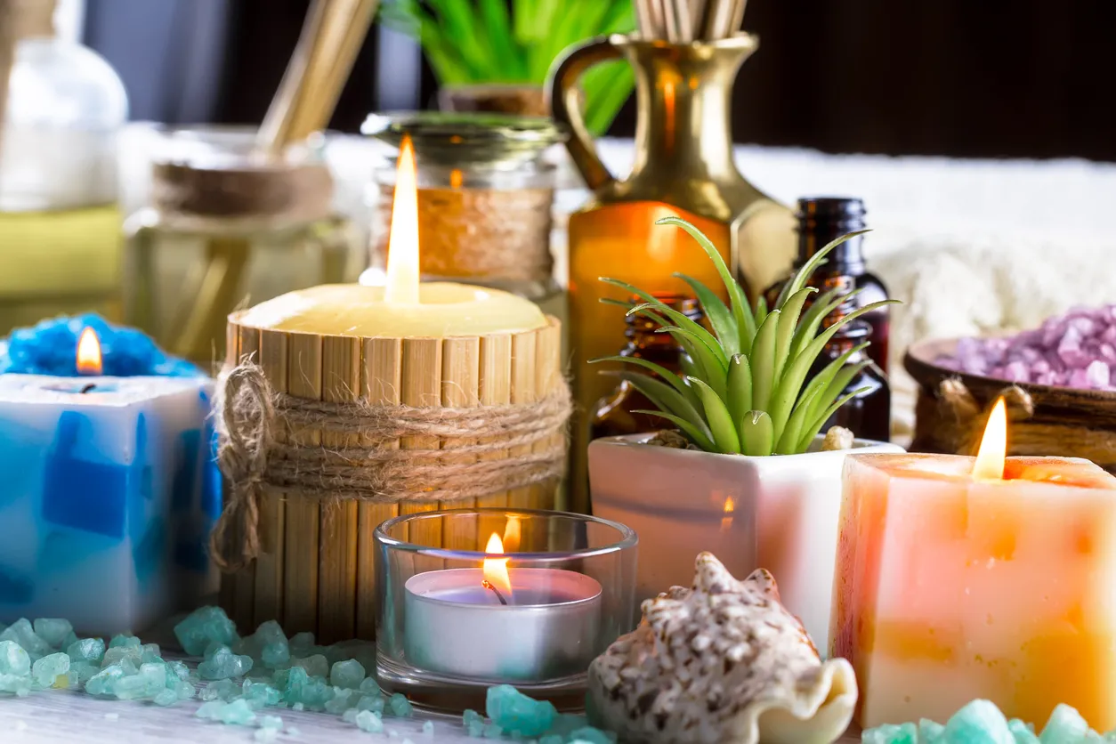 Se muestra diversas velas aromáticas encendidas. Negocio que puedes iniciar desde casa