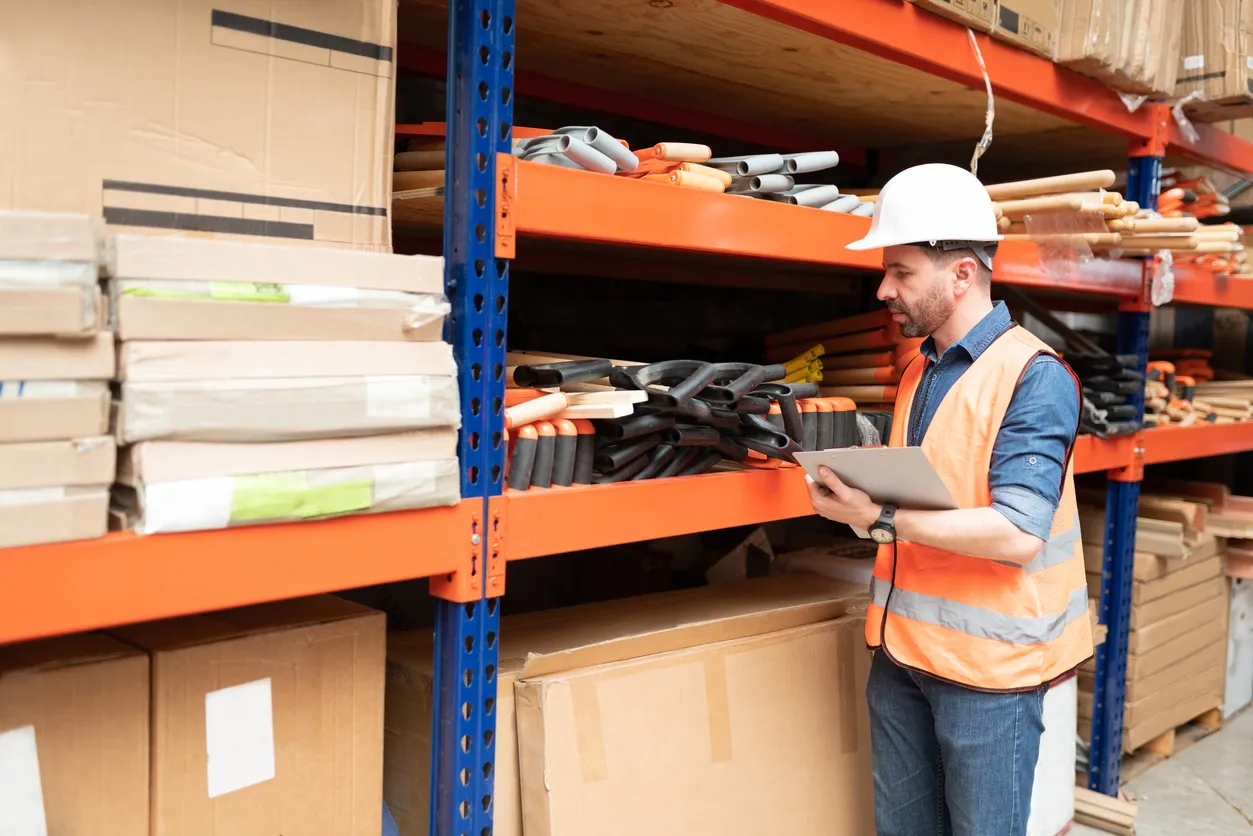 Empleado revisando el inventario en una tienda mayorista de herramientas
