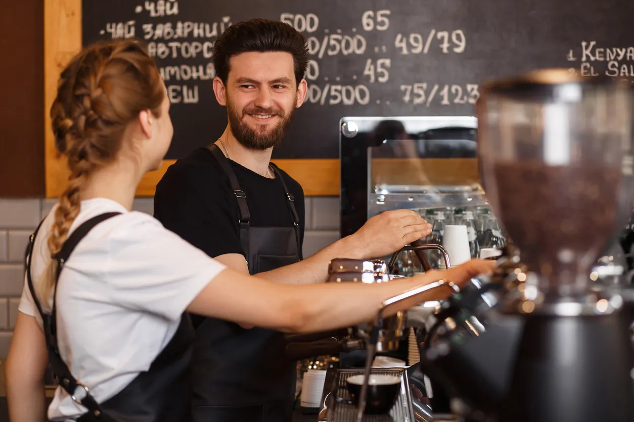 Pareja joven atendiendo en  una cafetería