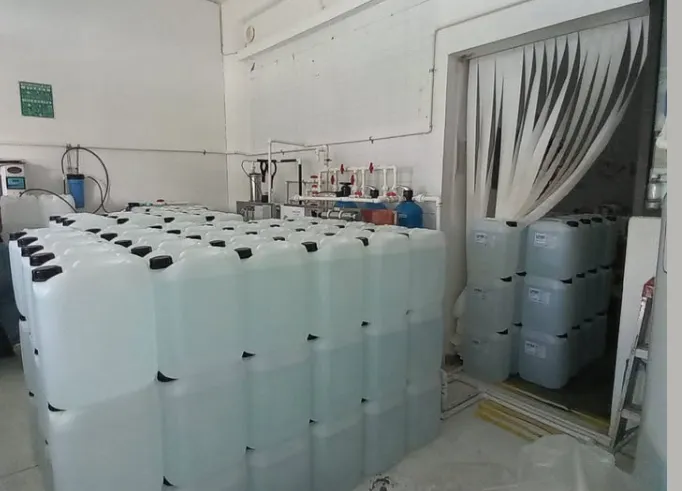 Se muetran gran cantidad de bidones de 20 litros con agua destilada en planta en donde se producen