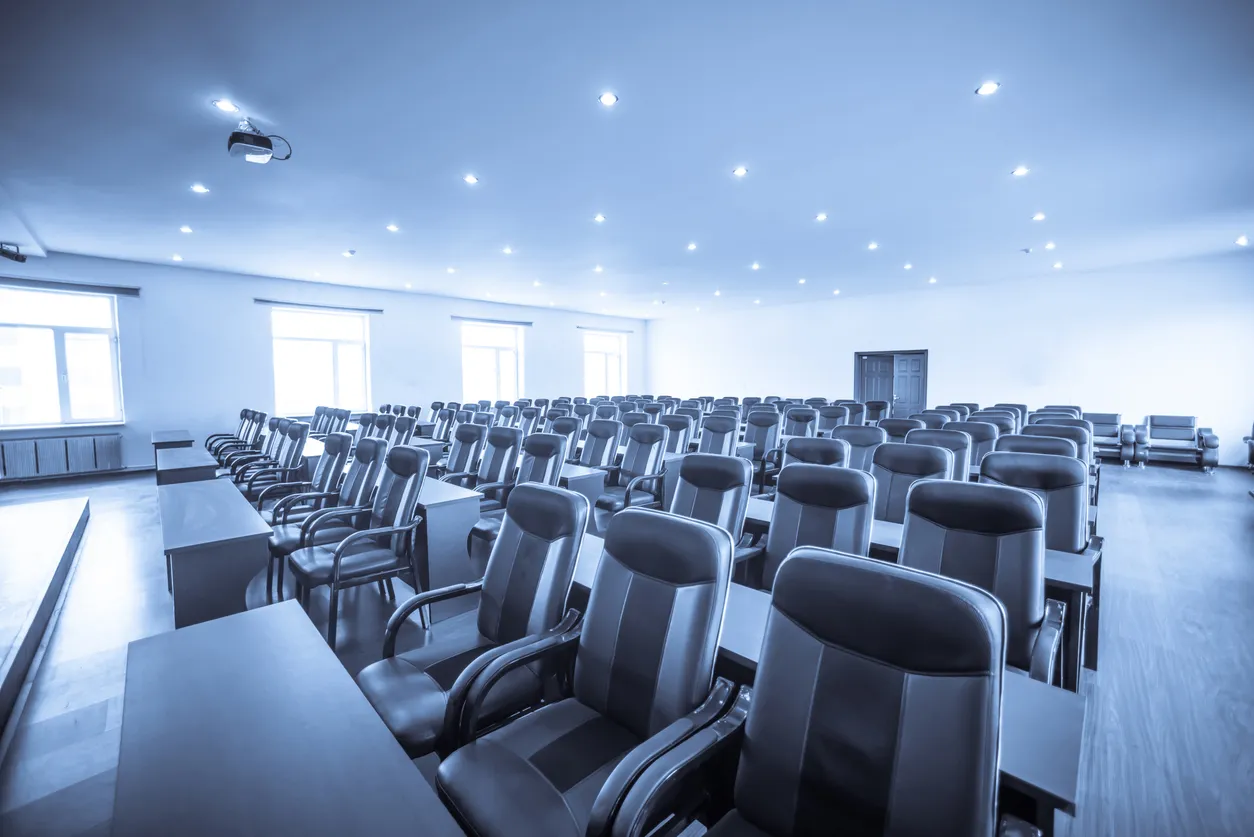 Amplio saón de conferencias. Con ciertas condiciones un air cooler funciona correctamente.