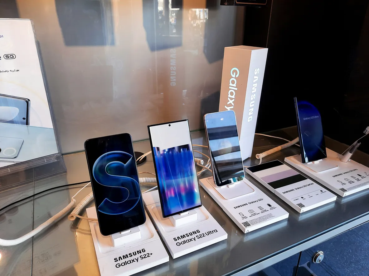 Se muestrasn varios celulares de la marca samsung colocados en soportes. Samsung cuenta con celulares económicos