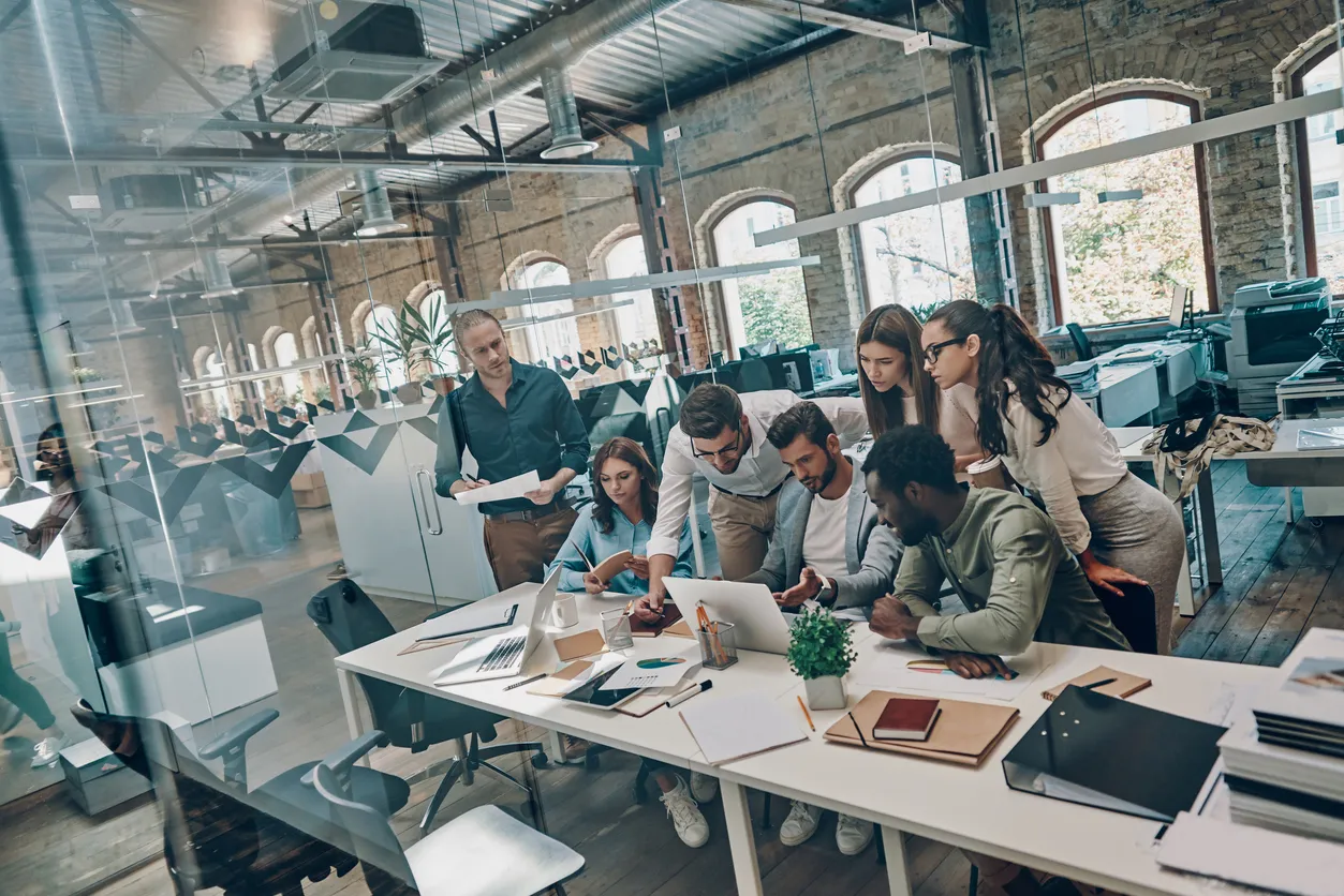 En amplias oficians de coworking se pueden utilizar los equipos de aire lavado portátil