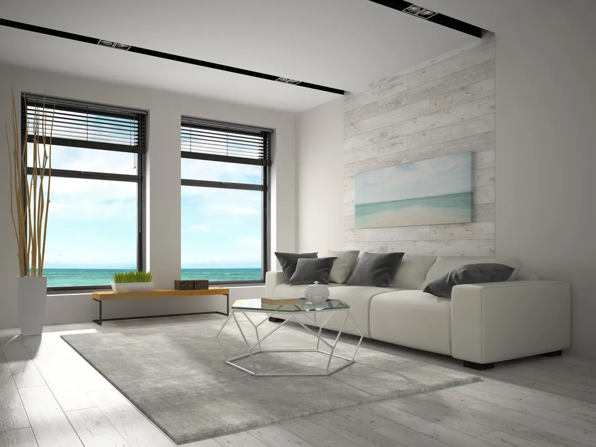 Sala en moderna casa, con techo alto y amplios ventanales, características idieales para el uso de un air cooler