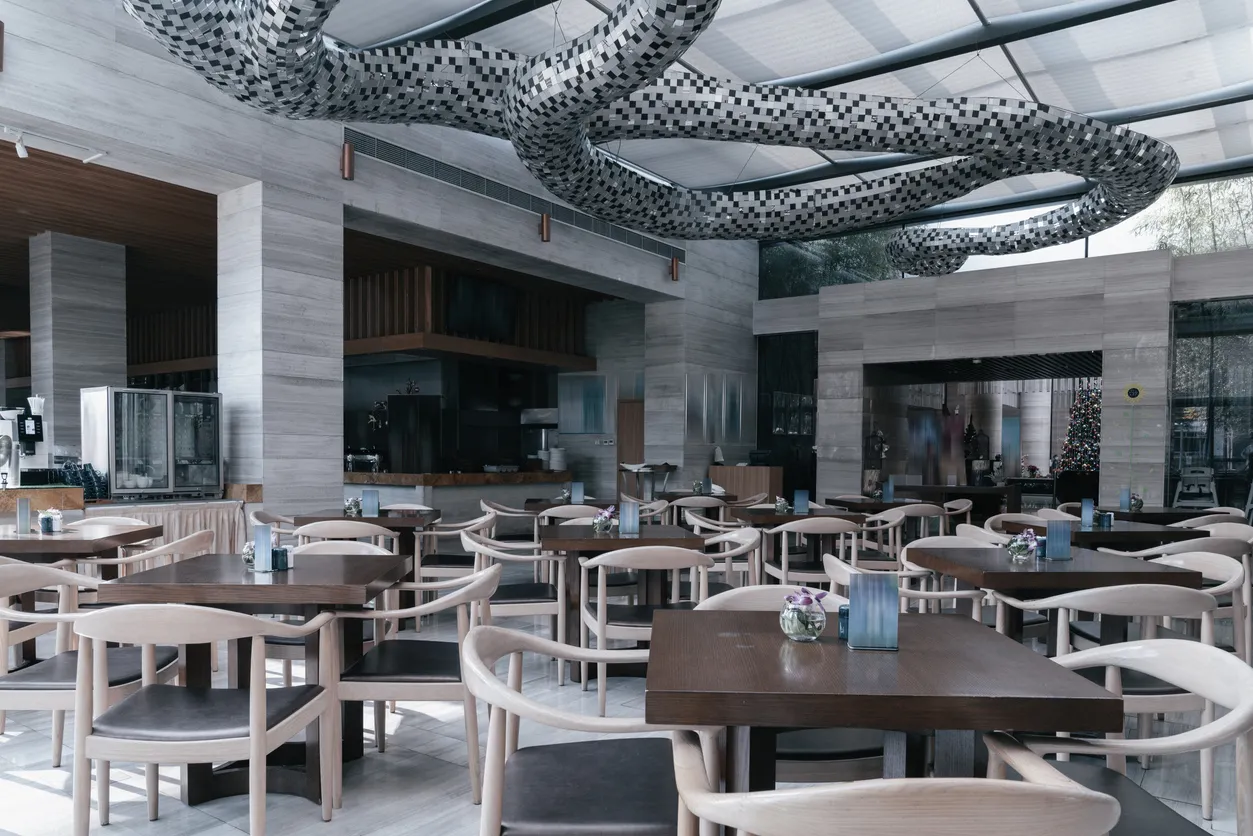 Restaurante de espacio amplio y múltiples mesas son una excelente opción para el uso de enfriadores evaporativos