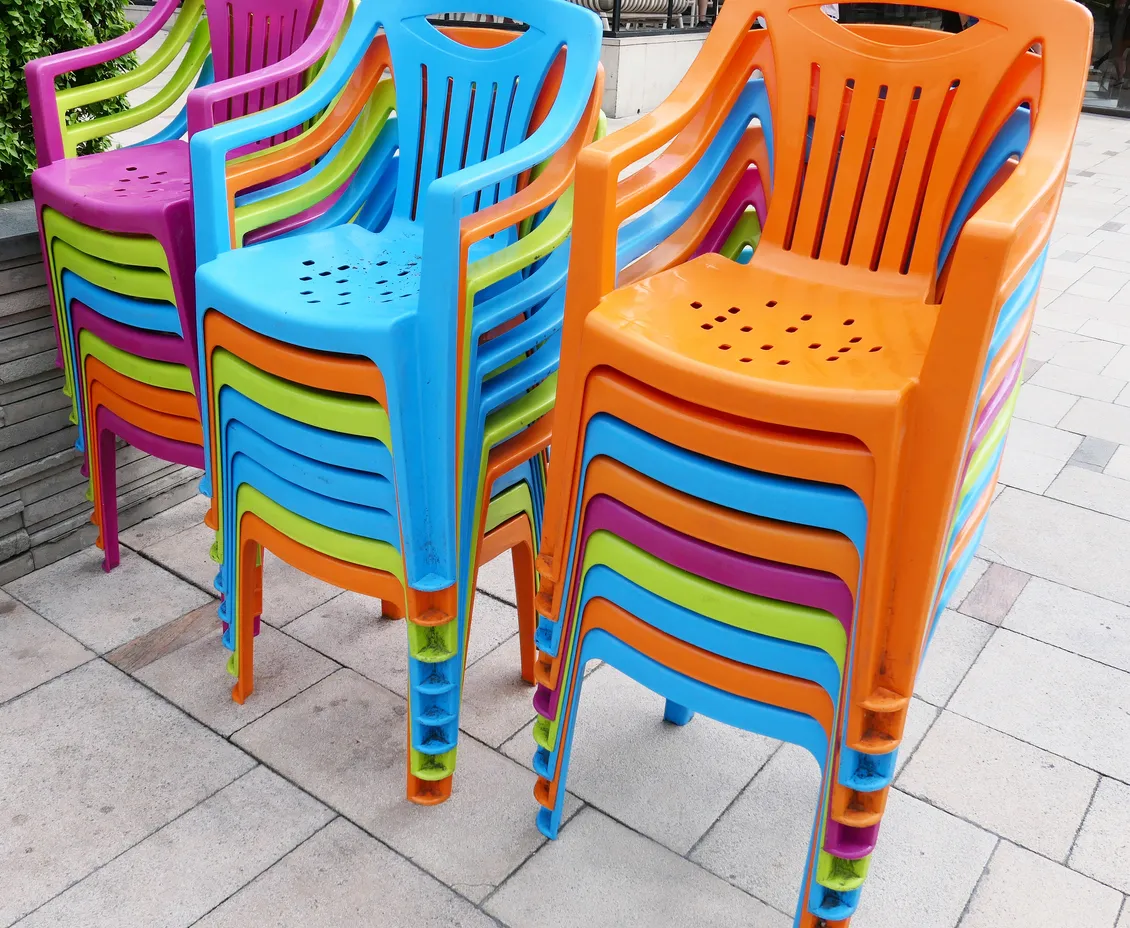 sillas de plastico apiladas