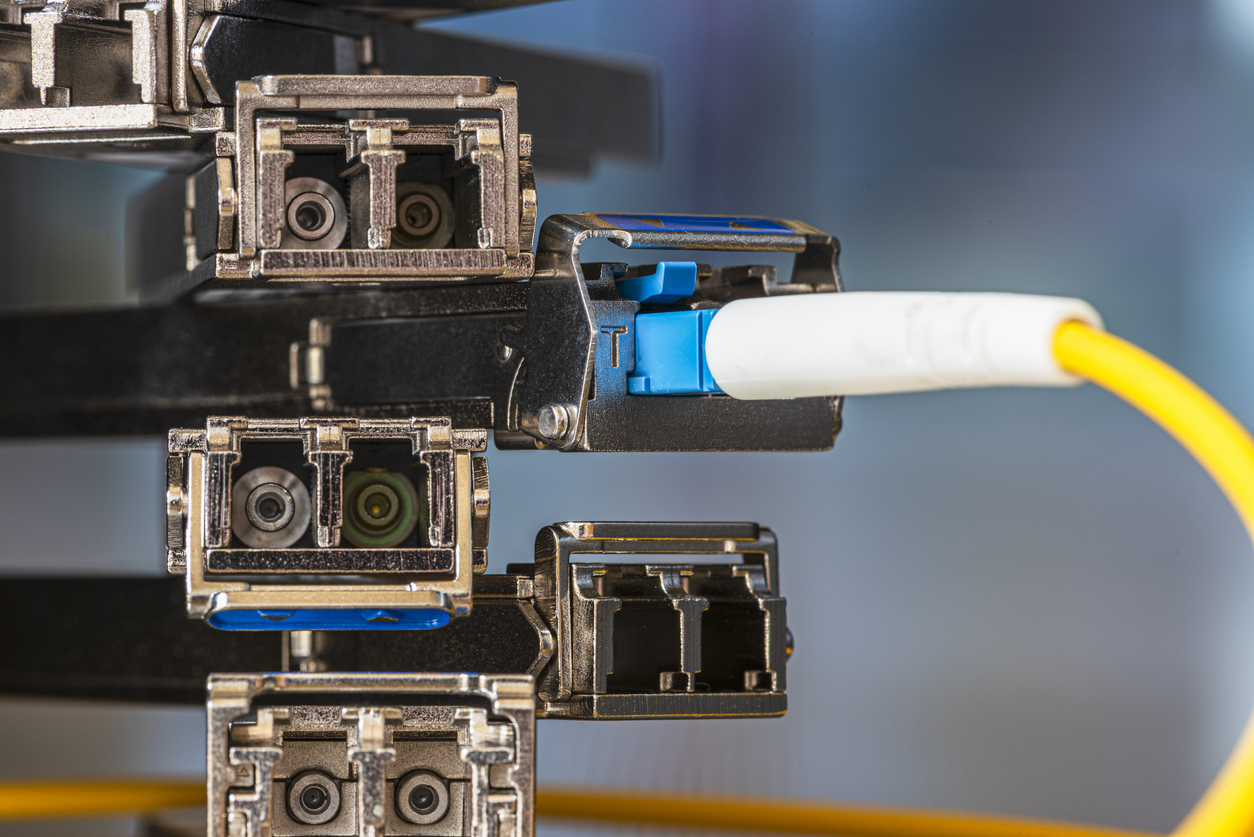 Conjunto de factor de forma pequeño enchufable con cable de fibra óptica utilizado para aplicaciones de telecomunicaciones