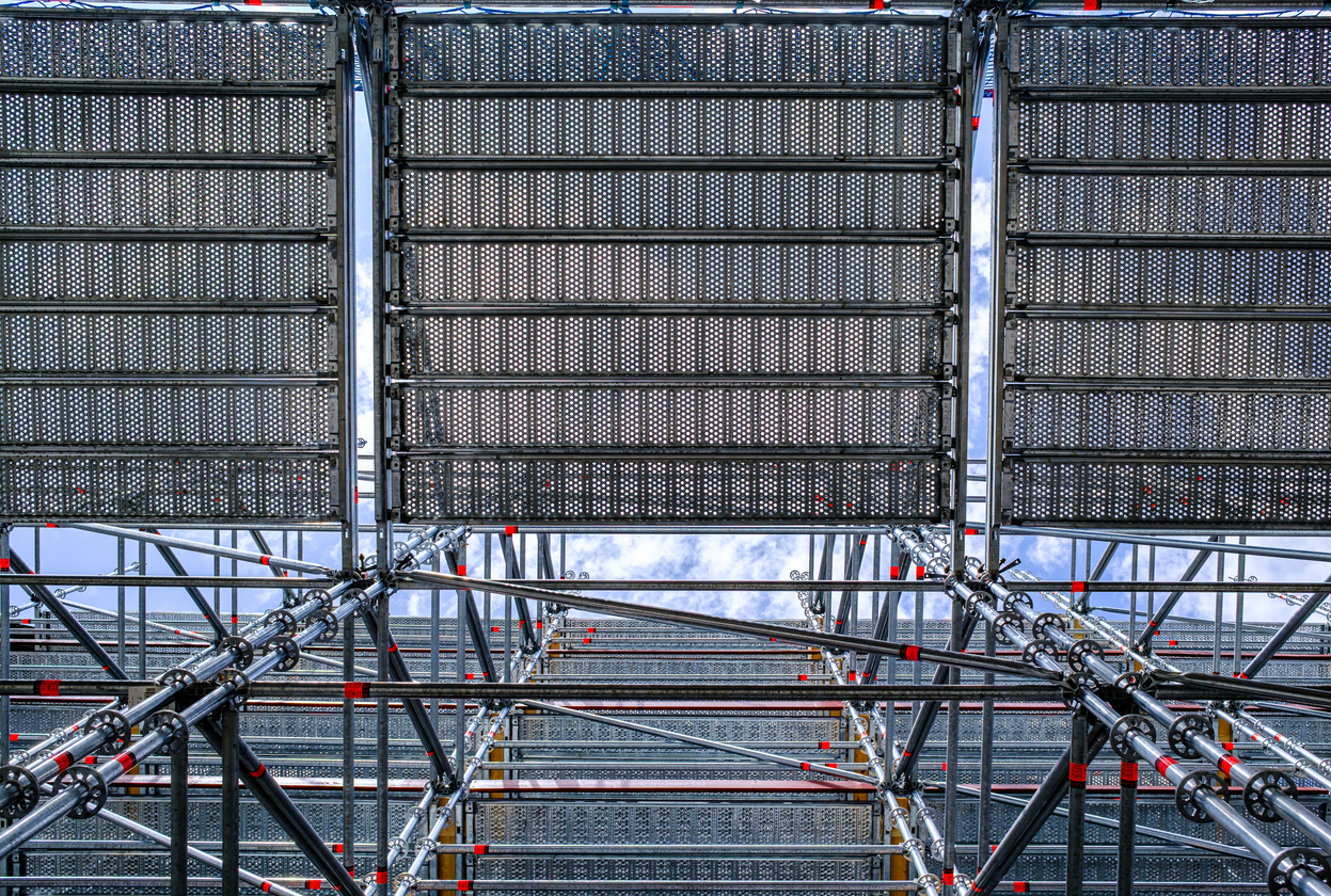 Andamios típicos en un almacén de obras de construcción