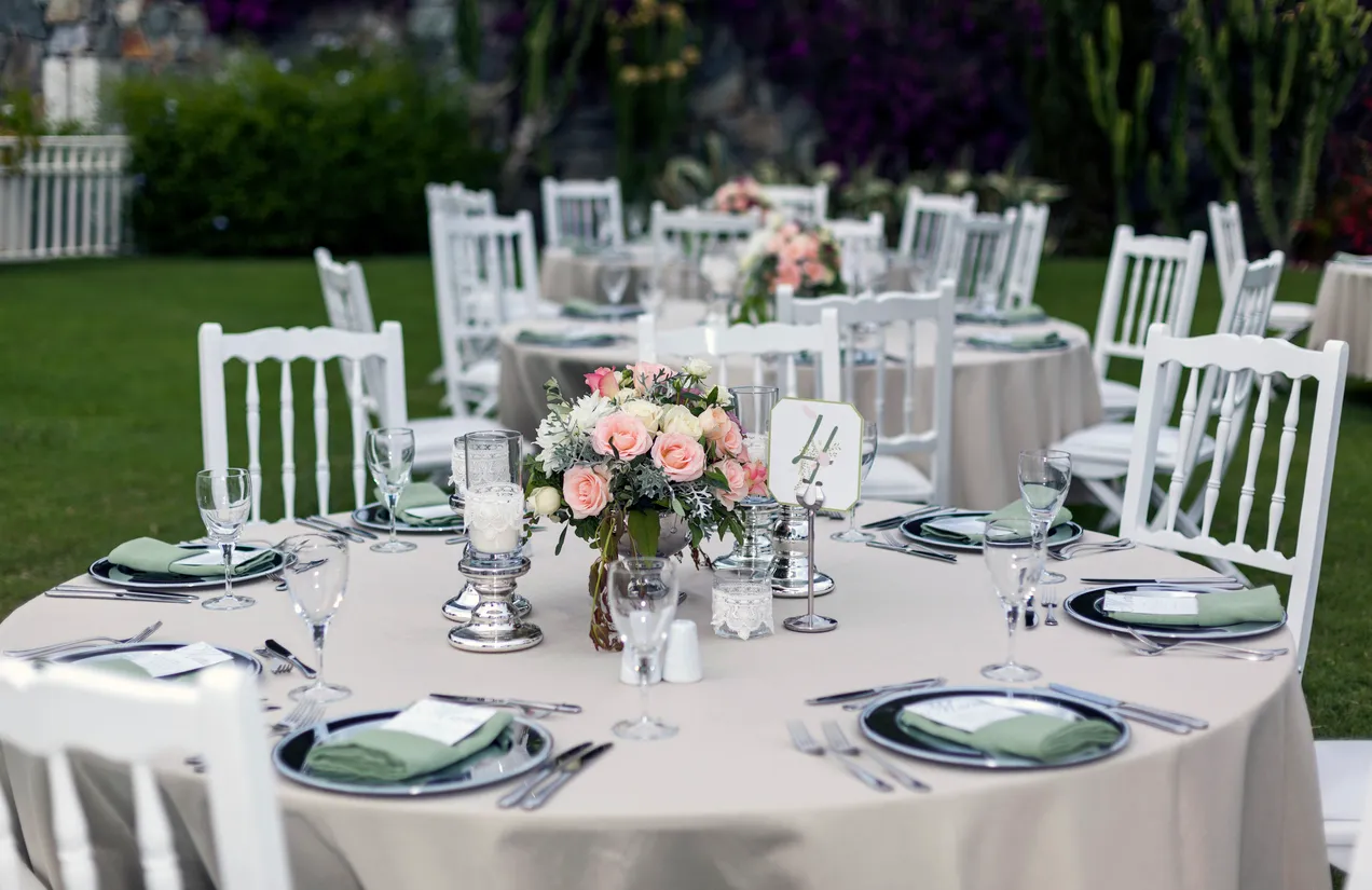 Tablones y sillas para eventos: guía completa de compra y logística