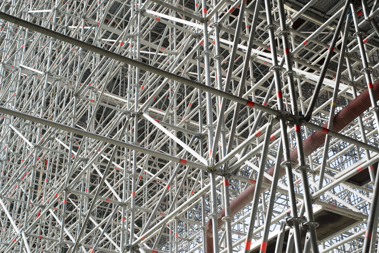 Enorme andamio para un puente