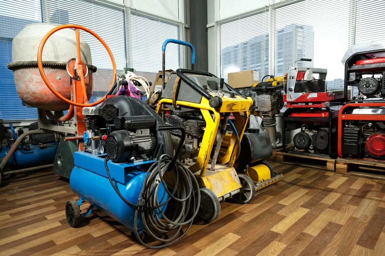 Una gama de máquinas en almacenamiento. Maquina de compactación, compresora, revolvedora entre otras