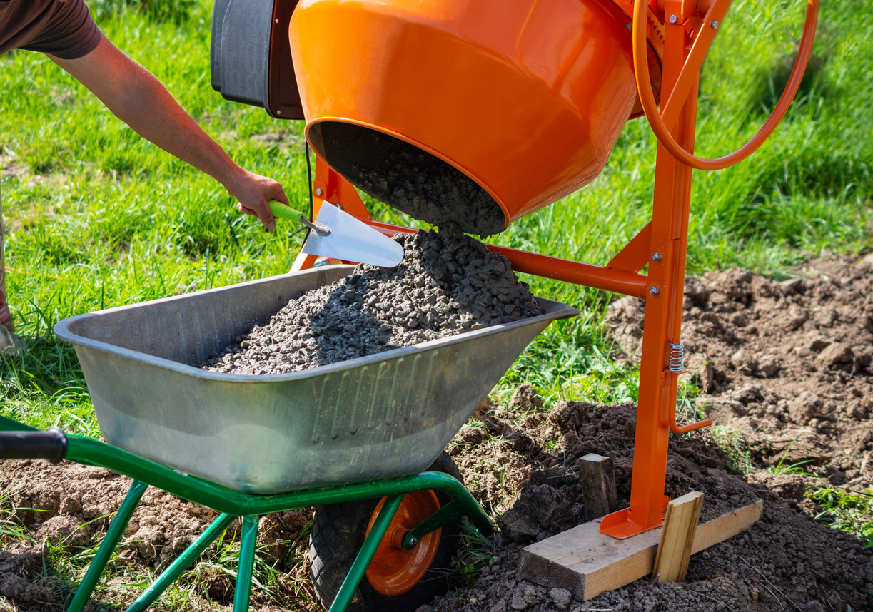 Concreto premezclado descargado en un carro de una hormigonera eléctrica de 200 litros