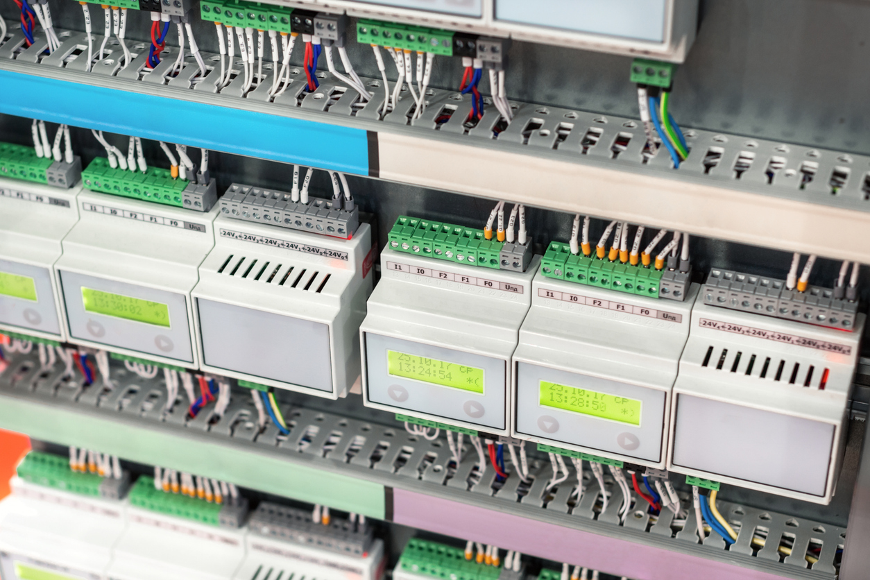 Fragmento de circuito en el gabinete de control de energía 