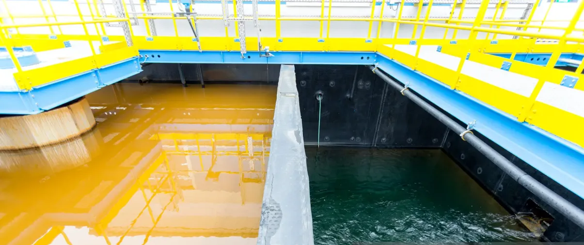 ¿Qué es el pretratamiento de aguas residuales y por qué es crucial en las plantas de tratamiento?