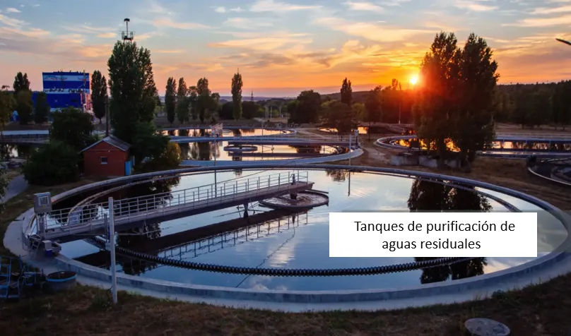 Moderna planta de tratamiento de aguas residuales. Tanques de purificación de aguas residuales al atardecer, vista aérea