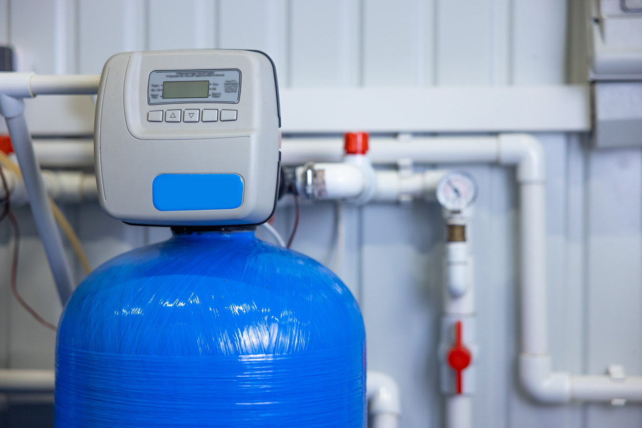 Ablandador de agua para casa: cómo elegir según dureza, consumo y tipo de sistema