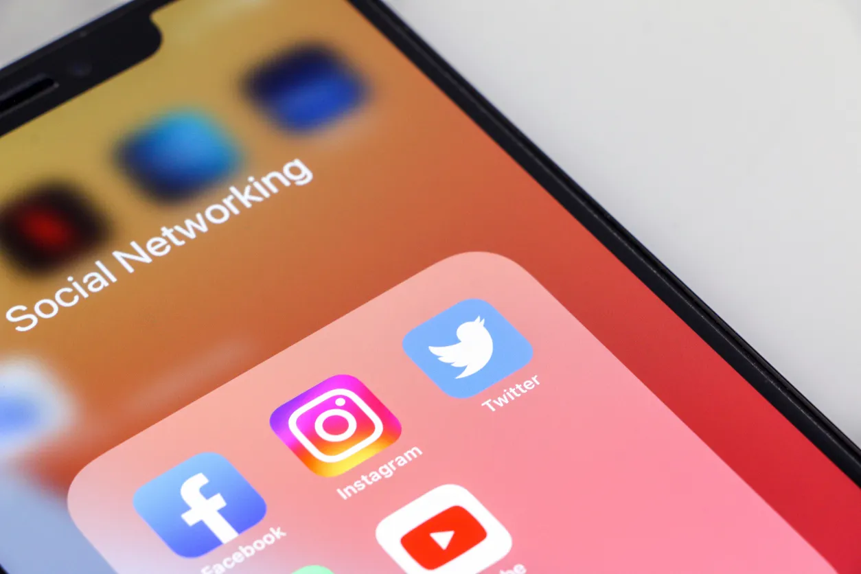 interfaz de un iphone con redes sociales