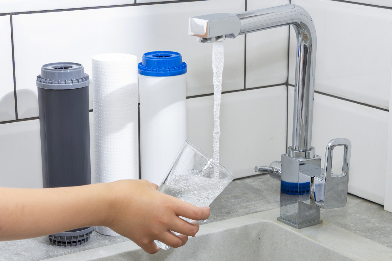 Sustitución del filtro de agua. Ecología. Agua limpia