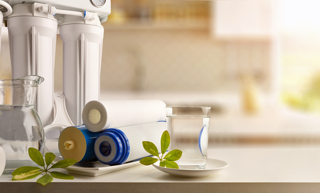 Agua purificada en banco y equipo de ósmosis con fondo de cocina