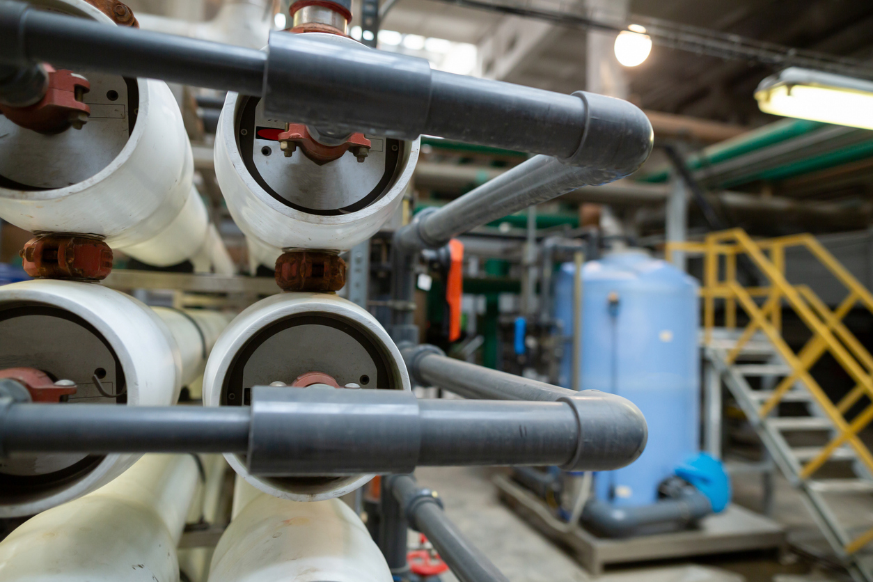 Un gran conjunto industrial de instalación de sistema de ósmosis inversa y membranas de nanofiltración para el tratamiento de