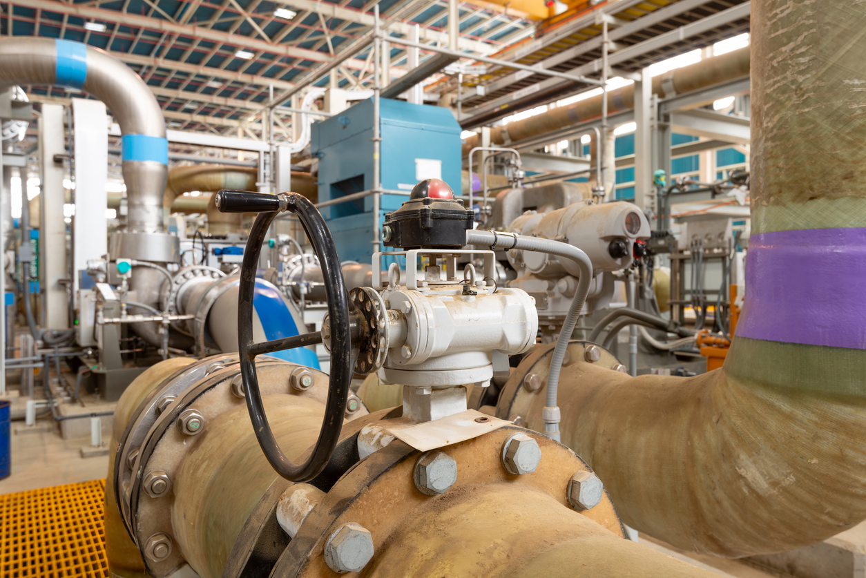 Bombas de agua y tuberías en una planta desalinizadora de ósmosis inversa