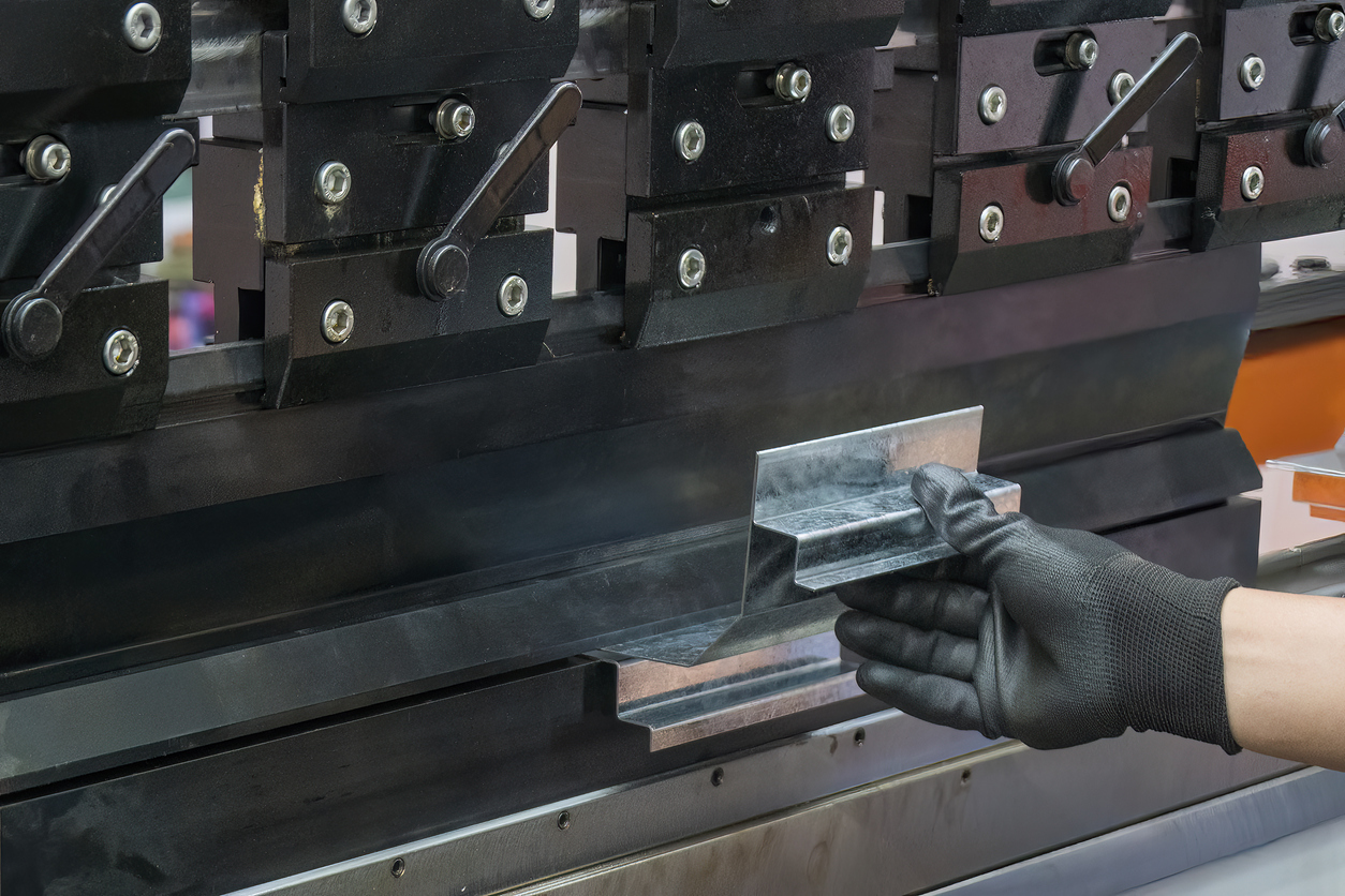 La operación de trabajo de chapa por operador de habilidad.