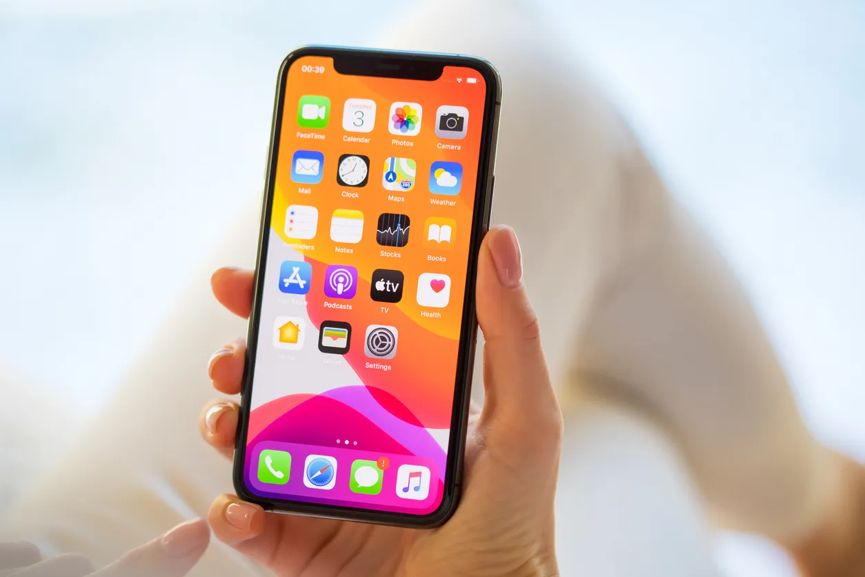 Mujer usando Apple iPhone 11 Pro smartphone si te preguntas cuánto cuesta el iPhone 11 aqui lo encontrarás