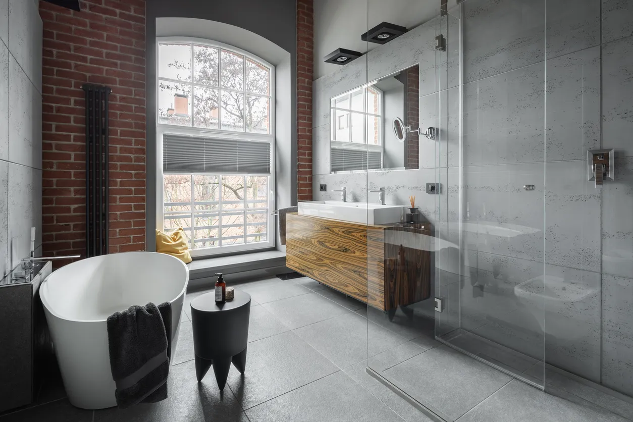 Baño estilo industrial con mobiliario minimalista 