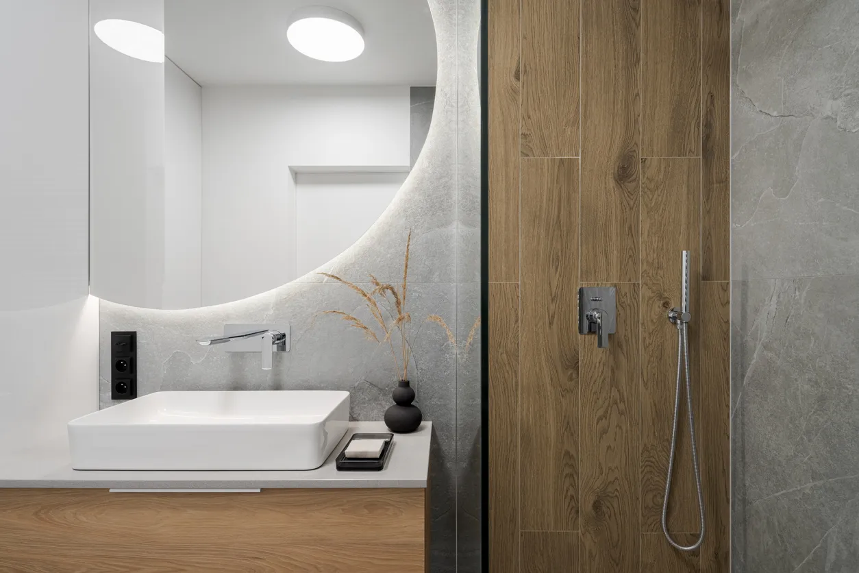 Imágen de medio baño, con accesorios para baño