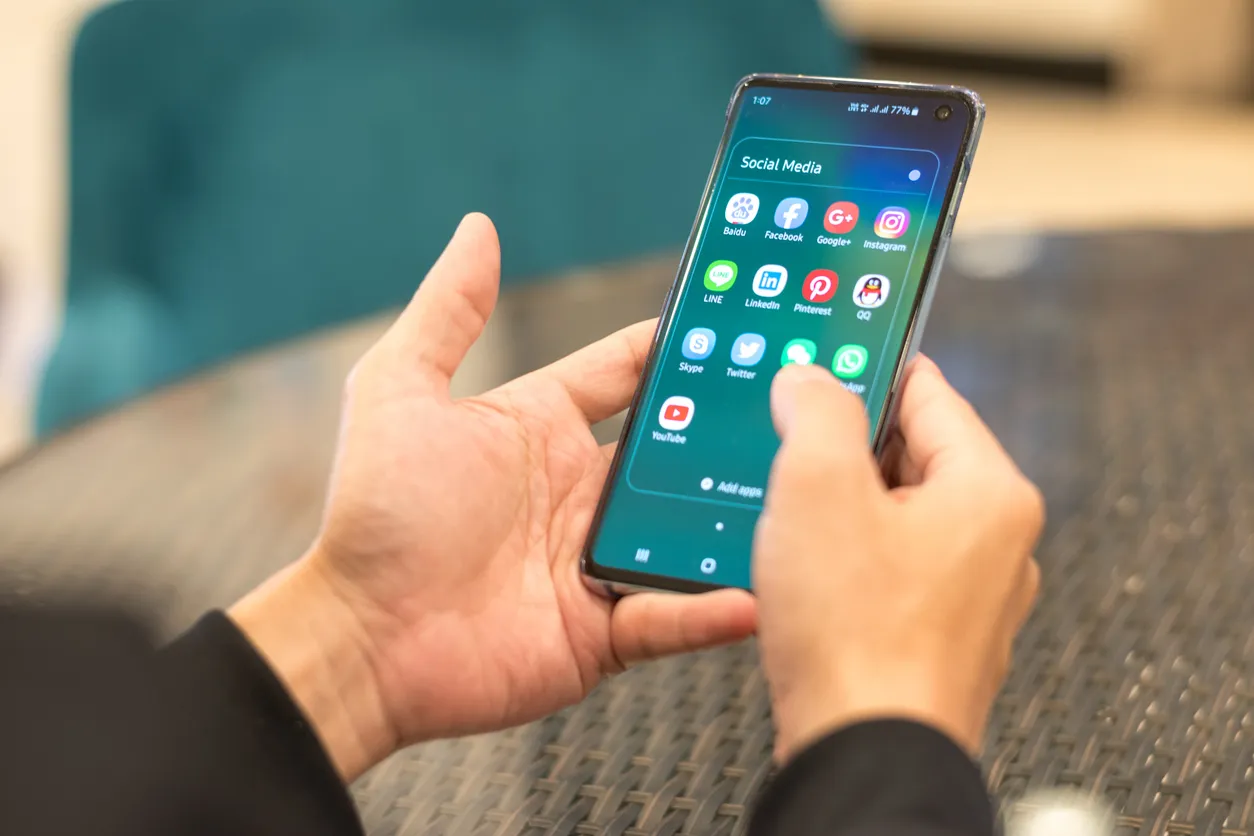 Celular gama media en manos de un cliente satisfechos