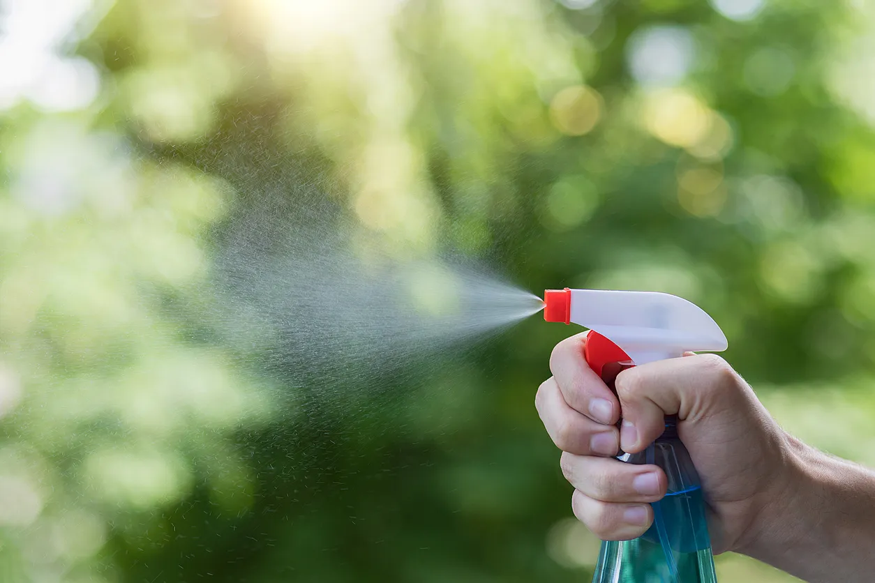 Mano utilizando un envase con aplicador