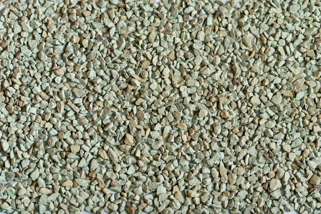 Piedras pequeñas de zeolita seca. La zeolita natural se uso en multiples industrias