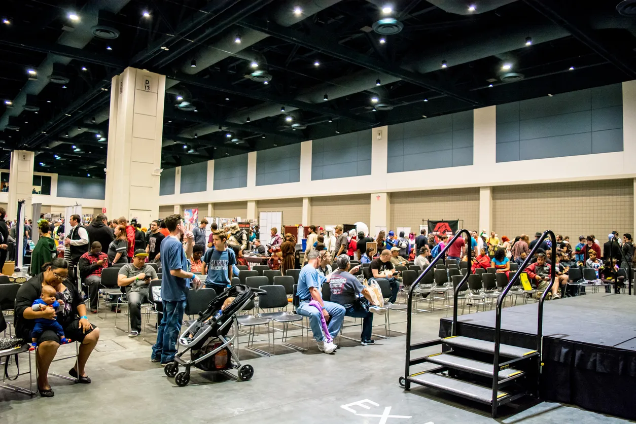 Centro de convención en una conferencia con gran público. El uso de air cooler portatiles son una excelente opción