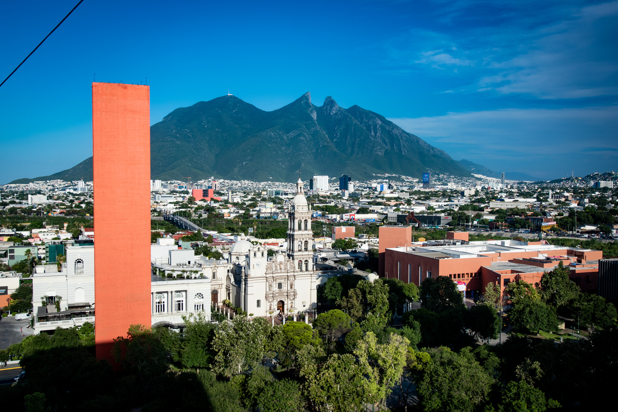 Vista de la ciudad de Monterrey con el Cerro de la Silla la fondo. Ciudad donde el uso de equipos de lavado de aire es ideal