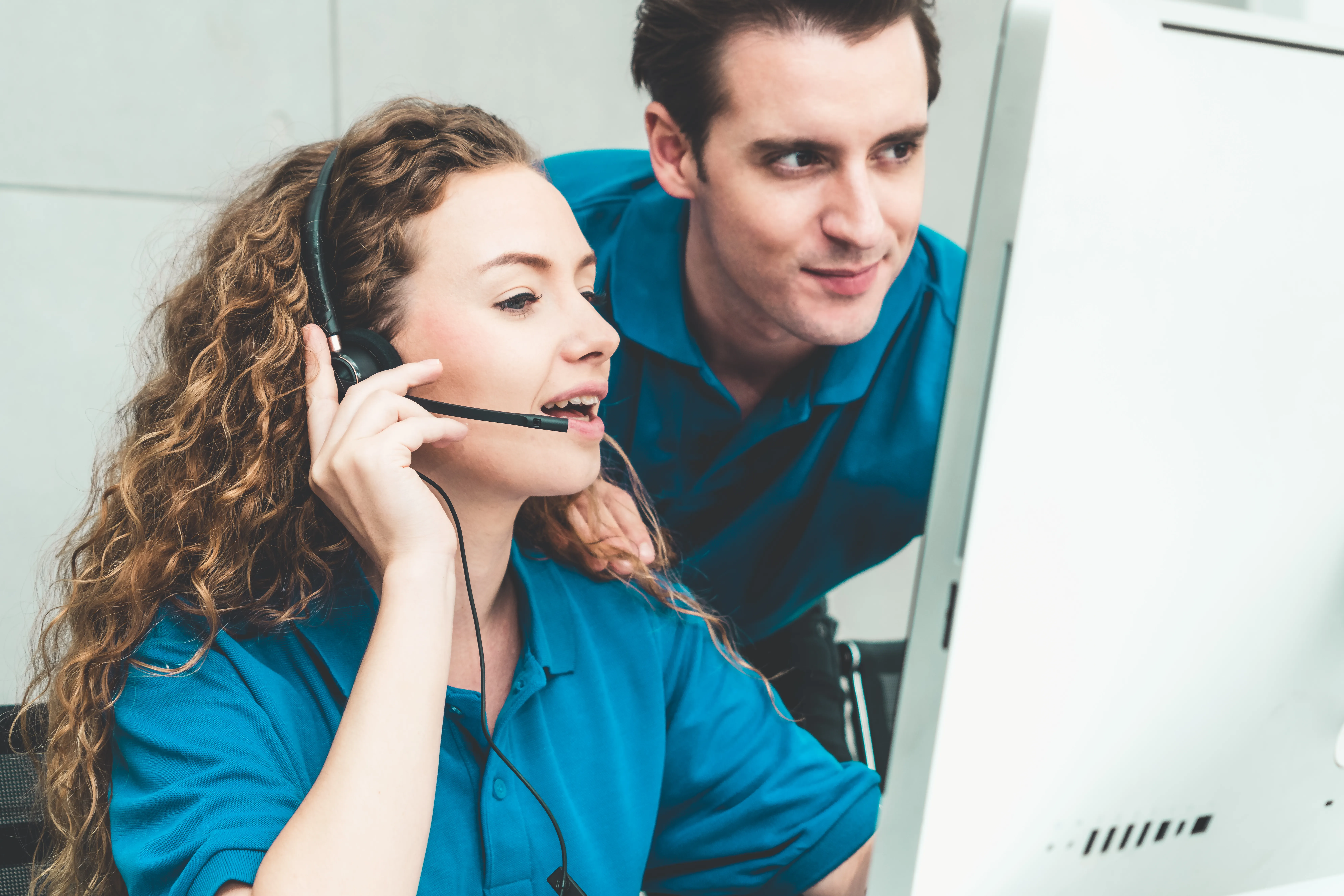 Mujer de espaldas usando una playera de la marca AIRMAN